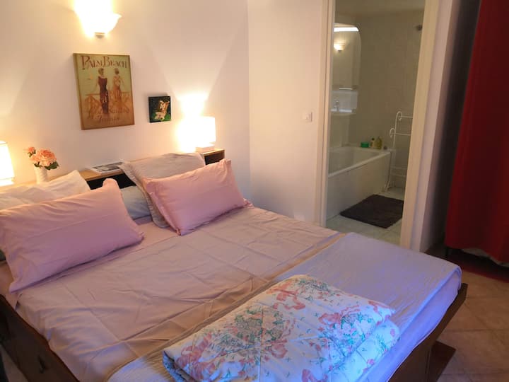 Cama doble en el dormitorio 1 con baño en suite completo (bañera, ducha, lavabo, inodoro, lavadora)
