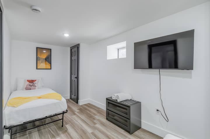 Dormitorio 3: 2 camas individuales, TV inteligente y portamaletas