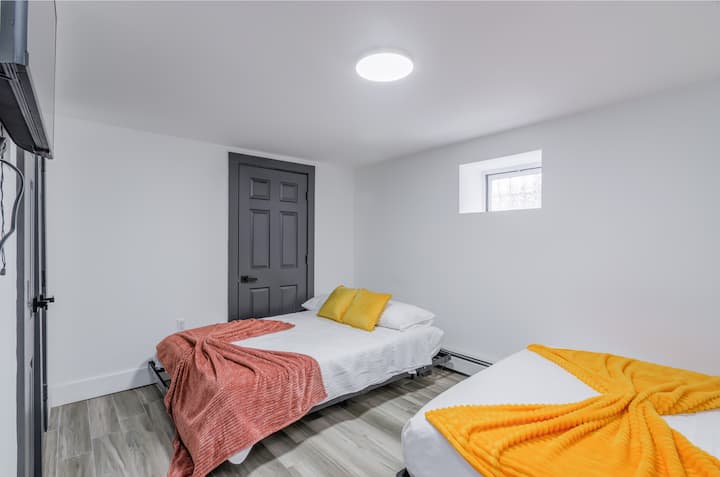 Dormitorio #5: 2 camas tamaño queen y TV inteligente