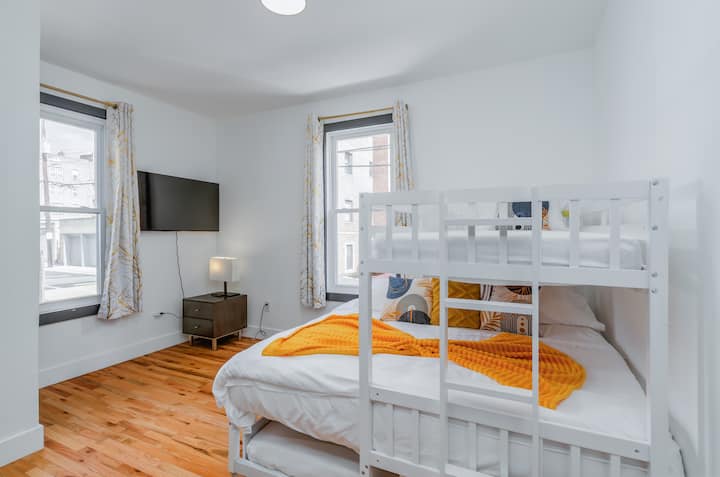 Dormitorio n.º 2: literas (1 cama tamaño king + 2 camas de una plaza) con TV inteligente