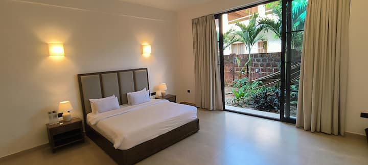 Spacious room, much better in real.
attaced bathroom and wardroab with a safe lock