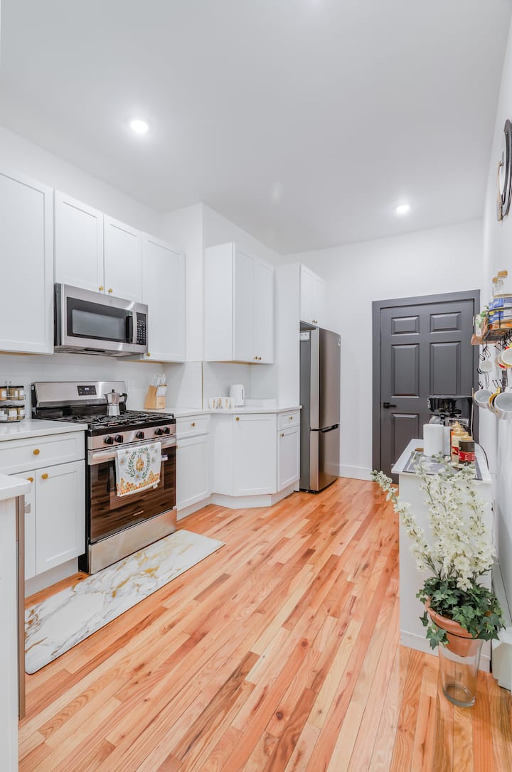 Metropolitan Gem W/ 2 Bedrooms, 1 Bath, 1 Parking - 錫考克斯