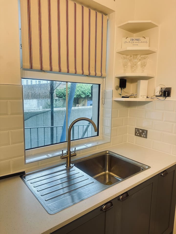 2 Bedroom Flat Seafront Location & Beach Hut! - Hastings