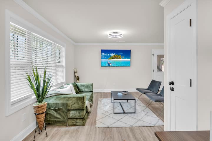 Sleeps 6 Near Lake Lanier | Modern Retreat - 比福德
