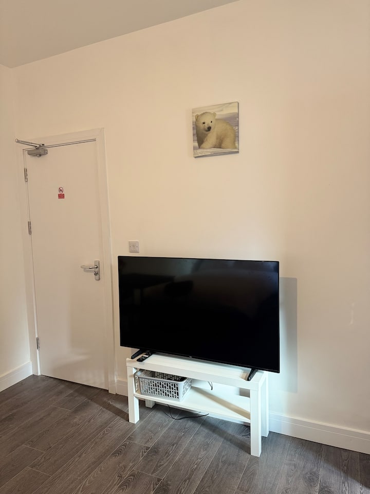 Suite 2 Self-contained Private Ensuite Kitchenette - Luton
