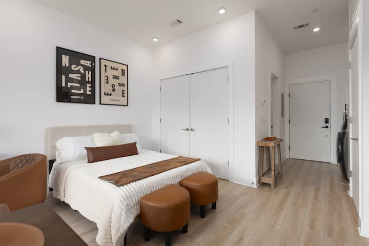 Овој отворен концепт вклучува удобен простор за спиење со удобен брачен кревет (широк 150 – 179 см) и плакар за чување облека.