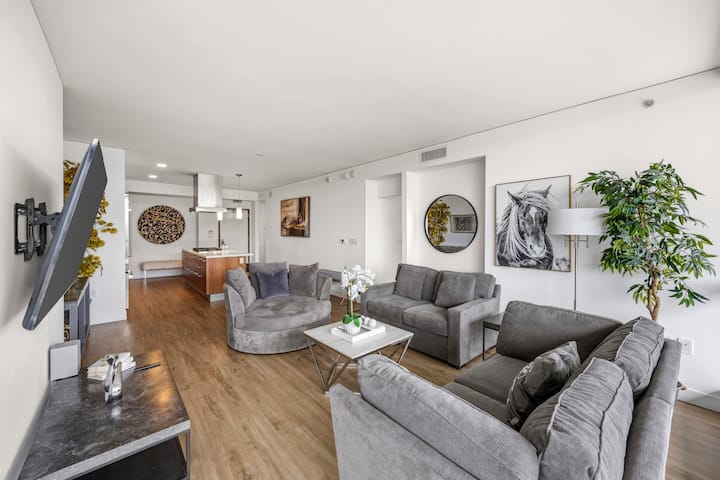 Luxury High-rise Apartment Lake View - Newport Beach, CA