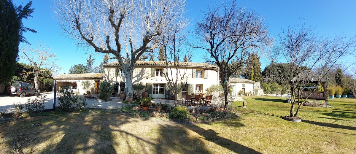 Renoviertes provenzalisches Bauernhaus zwischen Olivenbäumen und ...