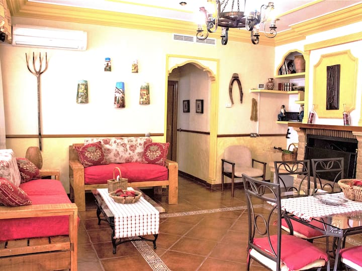 Casa Con Piscina, Barbacoa Y Jardín, La Ronda. - Jódar