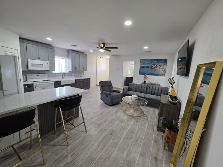 Modern 2-bedroom Guess House W/ Private Entrance - Glendale, AZ