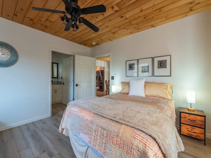 Hoots Hideaway | Porch • Fire Pit • Prime Location - Hendersonville, NC