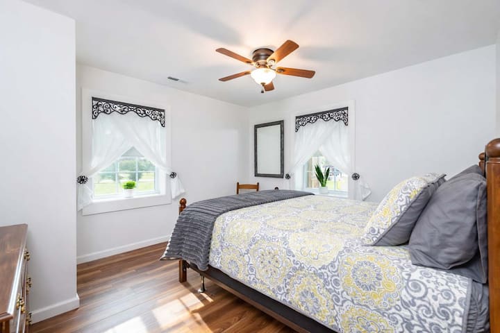 Hoots Cottage | Gazebo • Grill • Prime Location - Hendersonville, NC