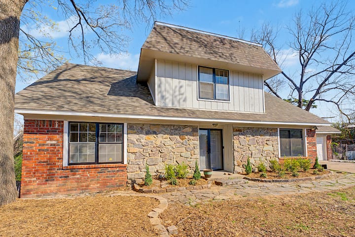 Sleeps 11-forest Views-2 Living Rooms-bright+open - Broken Arrow, OK