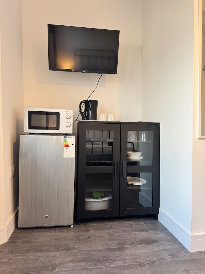 Suite 5 Self-contained Private Ensuite Kitchenette - Luton