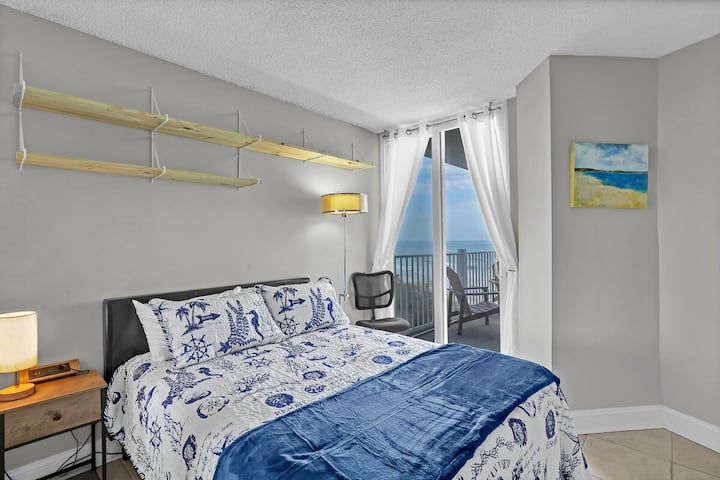 Quarto Queen com acesso à varanda com vista para o mar