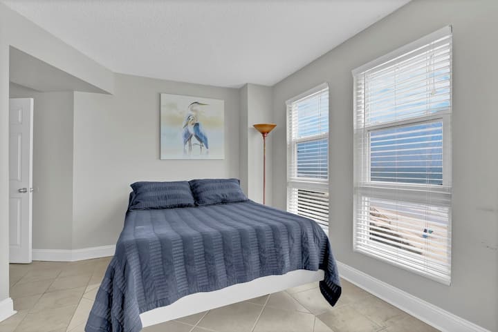 Quarto com janelas grandes e vista para o mar
