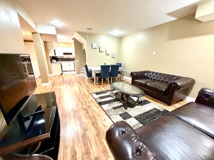 The Shepherd’s Nest | Modern Cozy Basement Suite - エイドリー
