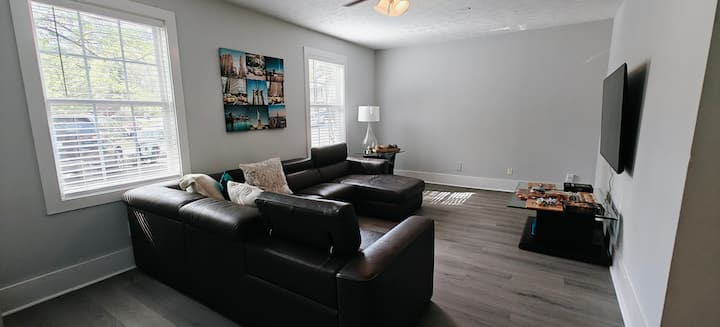 Spacious 4br Retreat | Sleeps 10 - Lawrenceville, GA