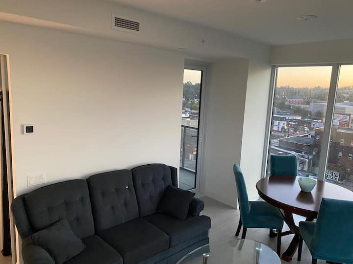 This Bright Master Bedroom With Amazing Lake View - Barrie