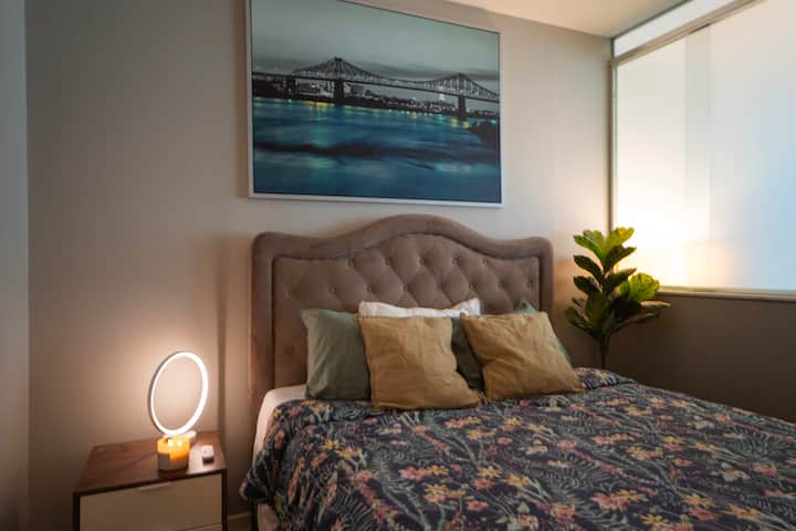 Heart Of The City • Bright 2br + Free Parking - Vancouver