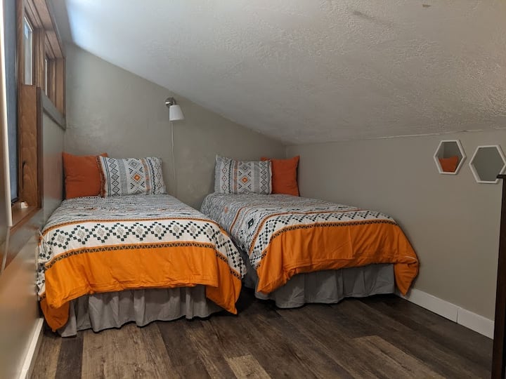 Chumba chetu cha kulala cha roshani ni mahali pazuri pa kujificha, pazuri kwa watoto au mtu yeyote anayefurahia sehemu ya kupumzika. Ina vitanda viwili vya mapacha, Roku na kichezaji DVD kwa ajili ya usiku wa filamu.