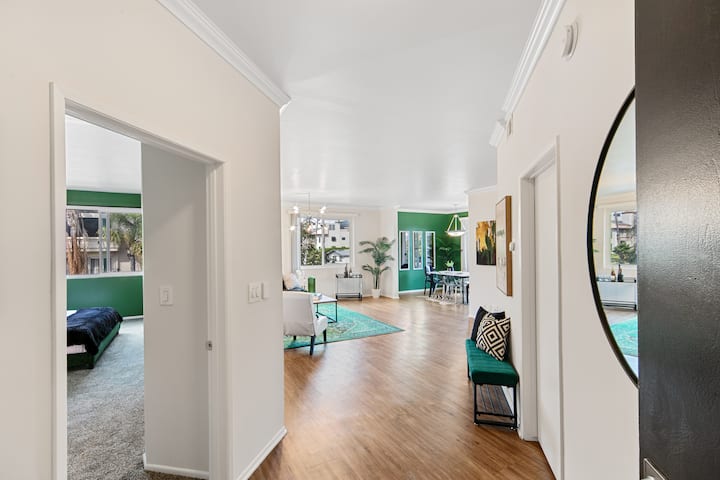 Glamorous Beverly Apartment With Pool & Parking - Beverly Hills, CA