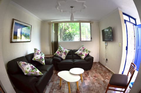 Top Airbnb: Casa de la Puerta Azul in Quintas Del Marqués
