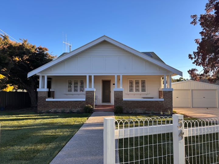 Lurnea Cottage - Orange, Australia