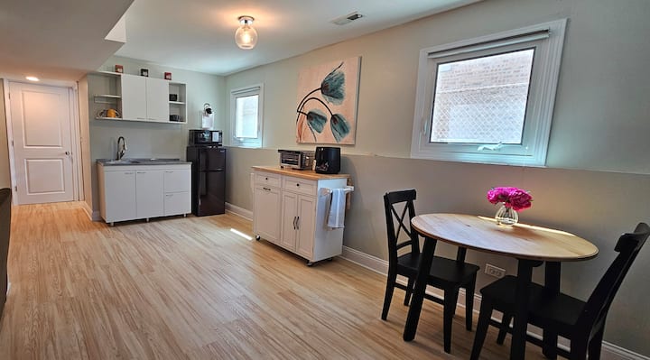 Norwood Park Studio, 2 Blocks From The Blue Line! - Chicago, IL
