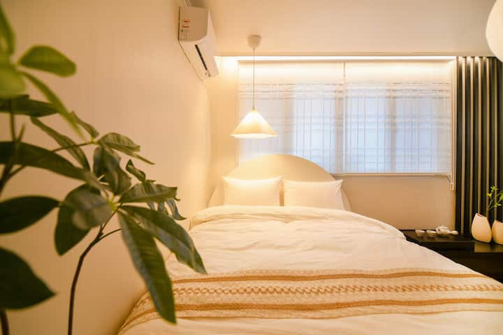  La cama, que reproduce las elegantes curvas del jeogori coreano tradicional, y la ropa de cama de un blanco puro, que evoca el suave fluir de la naturaleza, se unen para encarnar con delicadeza la belleza serena y refinada de Corea. 