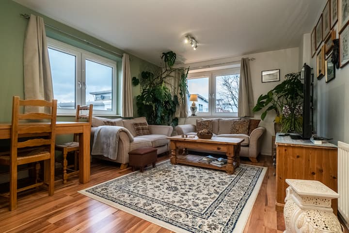 Charming 2 Bedroom Flat With Balcony - Edinburgh