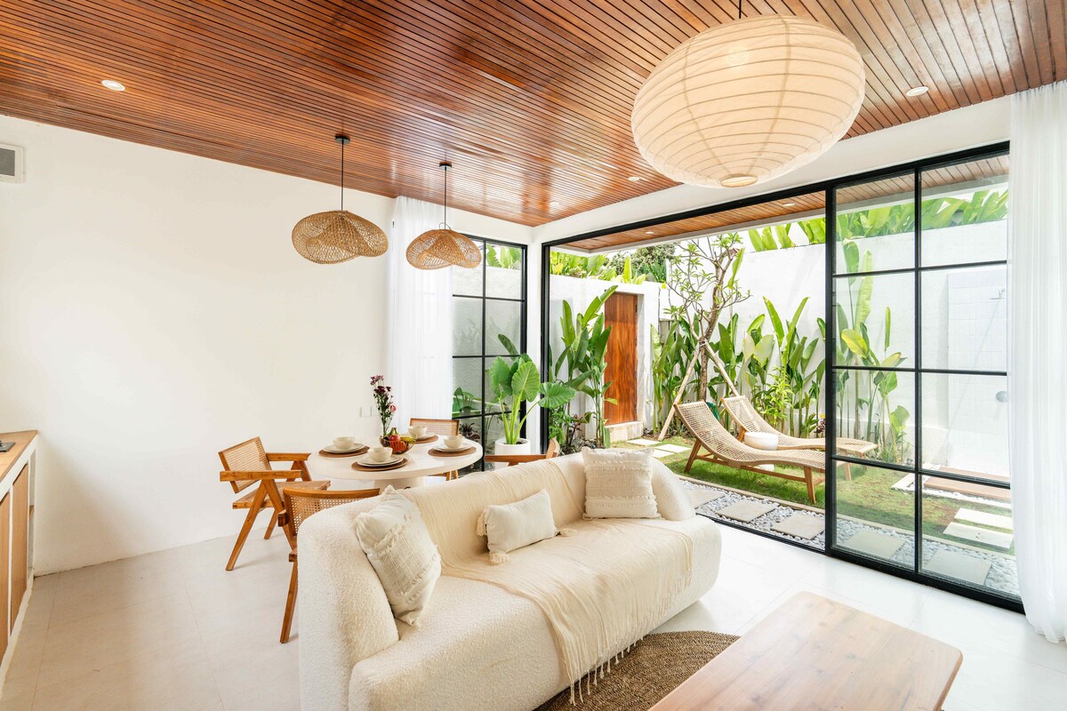 Villa in Sukawati · ★4.83 · 1 bedroom · 1 bed · 1 bath, порівнянний Airbnb