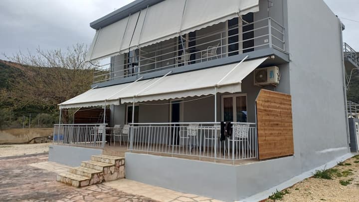 Triple Room With Balcony Located In Livadhe - Himarë