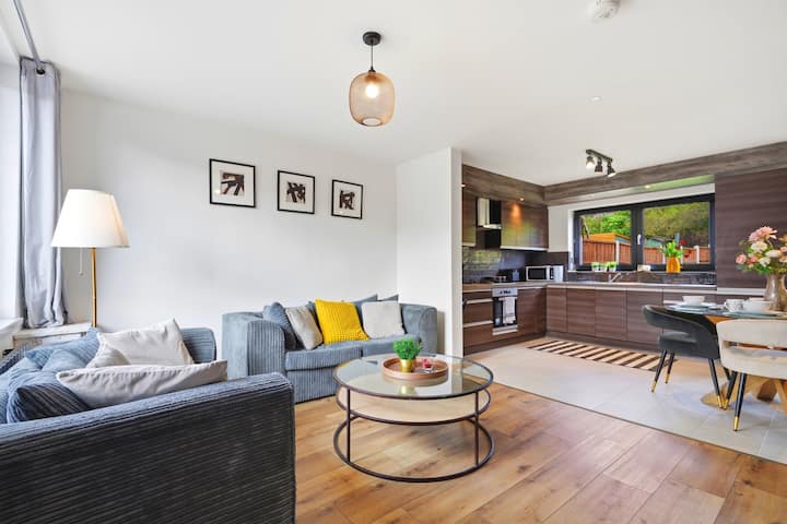Modern 3-bed House With Parking - The Royal Town of Sutton Coldfield