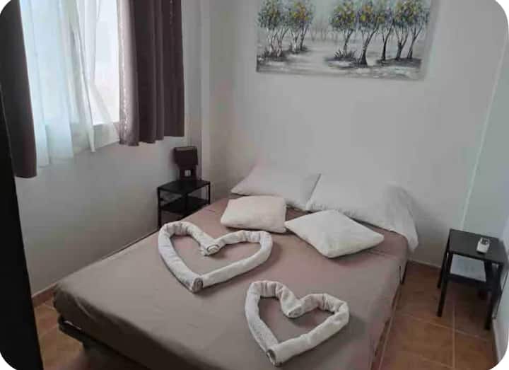 Chumba cha 2 cha kulala
Kitanda 1 cha watu wawili na eneo la kuvaa