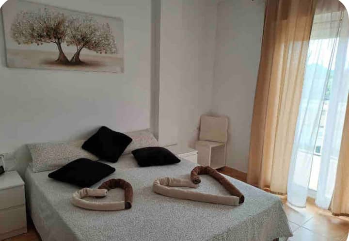 Chambre parentale avec salle de bain privative, balcon vue sur la mer 
