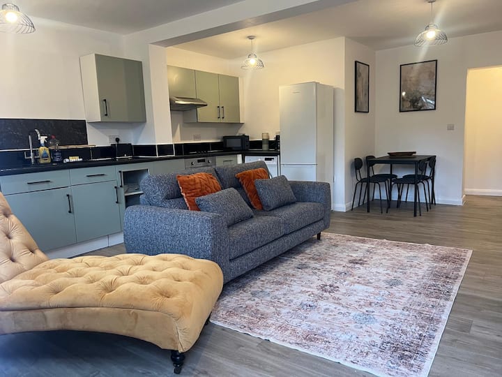 2 Bed Flat Free Parking, Gatwick, Long Stays! - Redhill