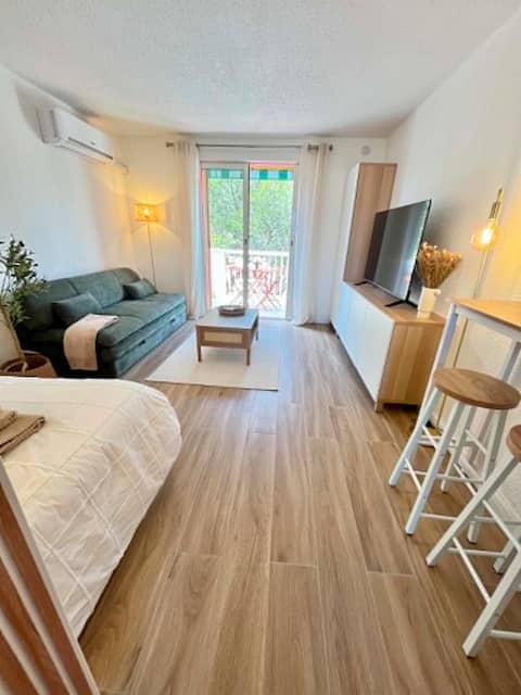 Popular Airbnb listing: Cozy studio by the sea - Parking & A/C in Saint Raphaël