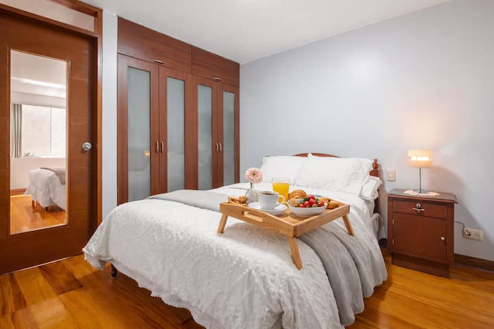 Habitación acogedora y luminosa, con una decoración cálida y elegante. Cuenta con cama cómoda, amplios armarios y acabados en madera que aportan un ambiente tranquilo, ideal para descansar y desconectar.