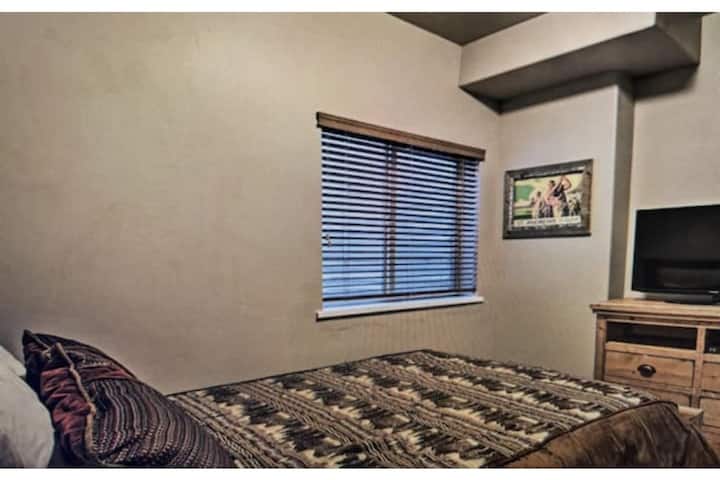 Habitación 3 | Cama doble tamaño queen | Tocador y televisión