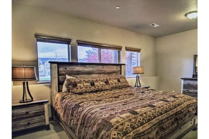 Dormitorio 1 | Cama tamaño king | Vistas desde la ventana y mesitas de noche