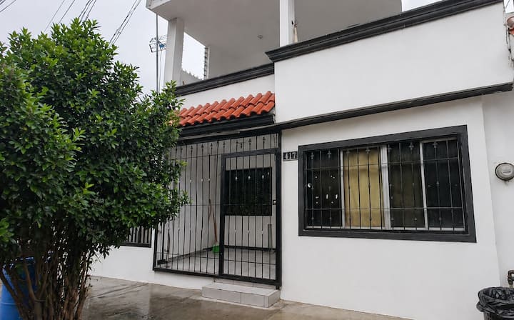 Amplia Casa Cerca Del Aeropuerto. - Guadalupe