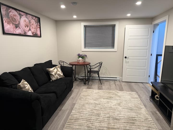 Cozy Stylish Getaway In The Heart Of Mount Pearl - Paradise