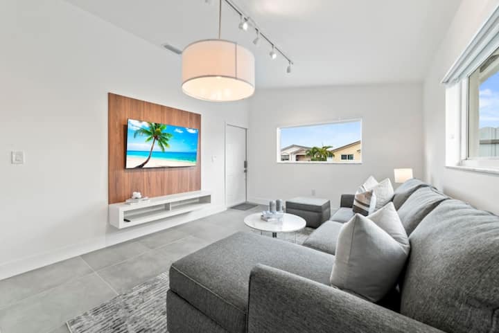 Modern Hialeah Escape: Backyard| Casino| Park - Hialeah, FL
