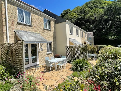 2 bedroom, dog friendly cottage 5 mins from beach