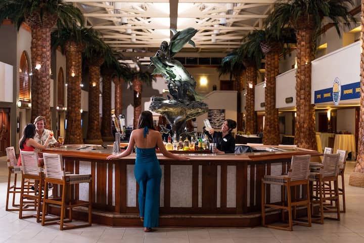 Steps To The Beach + Dining, Spa & Waterslide - St. Pete Beach, FL