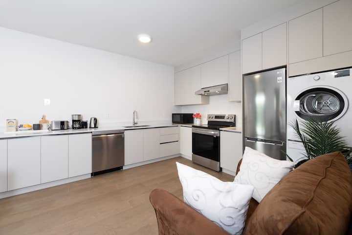 Modern West Vancouver Luxury Suite With Ocean View - West Vancouver
