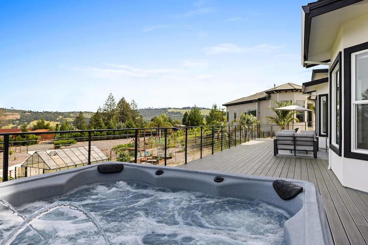 Sonoma Luxe: Hot Tub | Views | Game Room | Theater - Santa Rosa, CA
