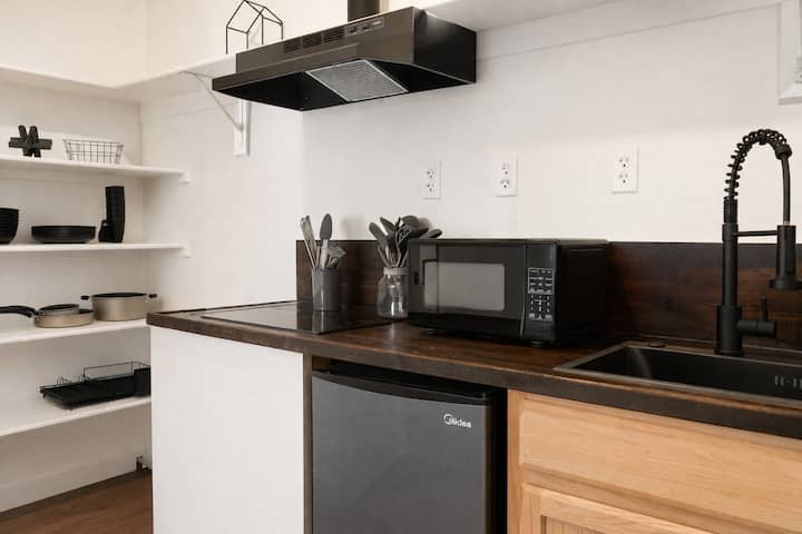 Modern Micro Apt | Travel Nurses | 5min Adventist - Hanford, CA