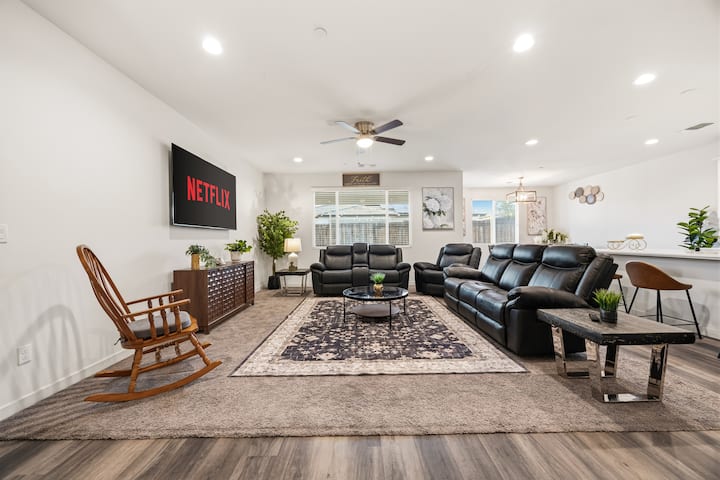 New 2023/large4br+bonus Bedroom/ev Charge/shopping - Bakersfield, CA